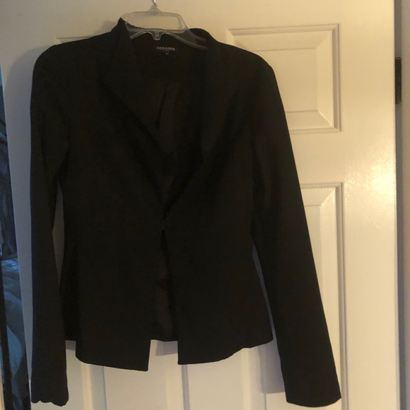 Black blazer very simple light blazer bought in Korea. Very shapely - Picture 2 of 8